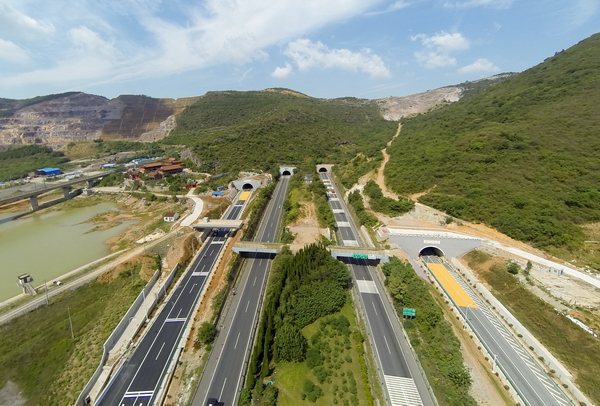 试刀山新隧道 摄于9月20日 G0039295_调整大小.jpg